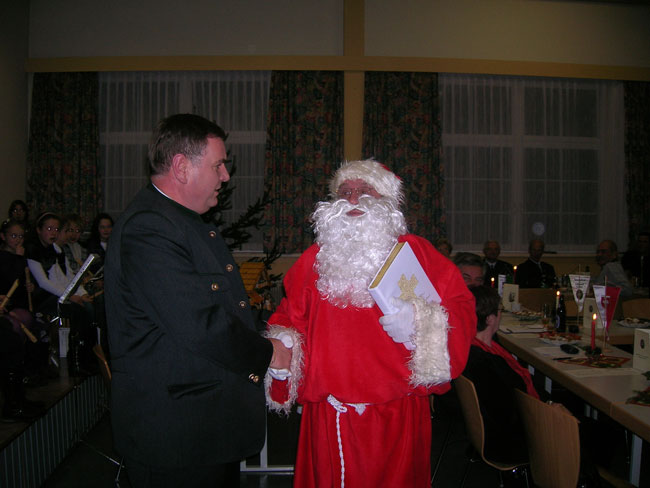 der Obmann bedankt sich beim Weihnachtsmann.jpg